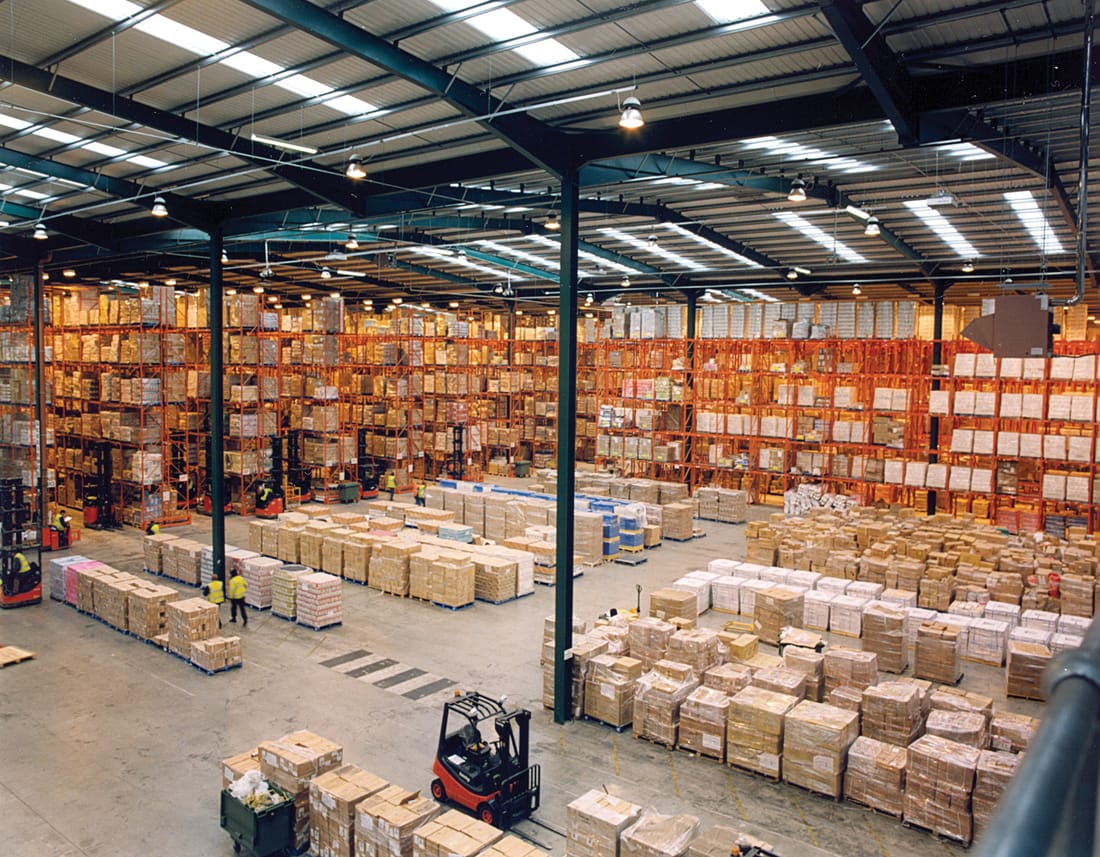 Interior de um armazém logístico com estantes de paletes